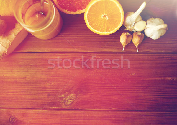 Foto stock: Mel · cítrico · frutas · gengibre · alho · madeira