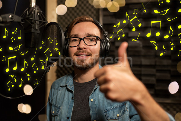 Homem fones de ouvido cantando música mostrar Foto stock © dolgachov