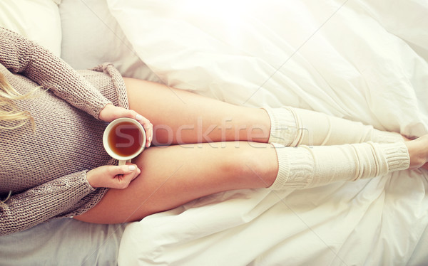 Mujer taza de té cama manana ocio Foto stock © dolgachov