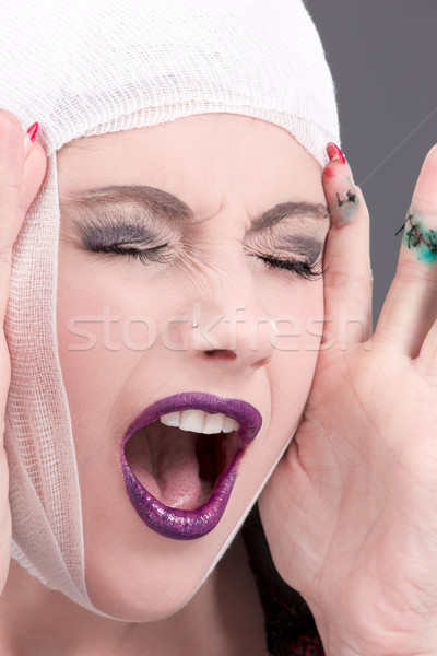 外傷 圖片 尖叫 負傷 女人的臉 灰色 商業照片 © dolgachov