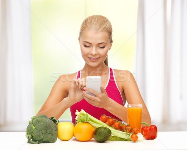 Nő gyümölcsök zöldségek okostelefon kalóriák egészség Stock fotó © dolgachov
