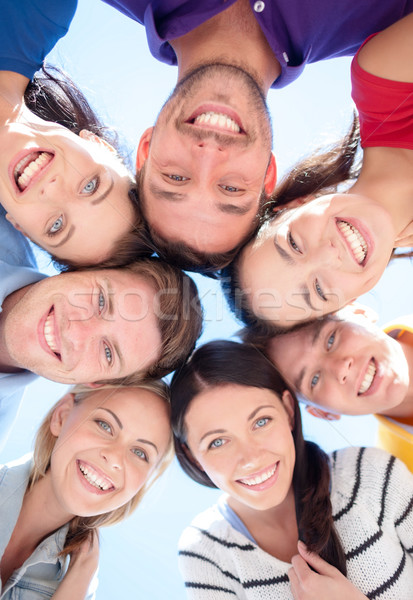 Foto stock: Grupo · adolescentes · mirando · hacia · abajo · verano · vacaciones · vacaciones