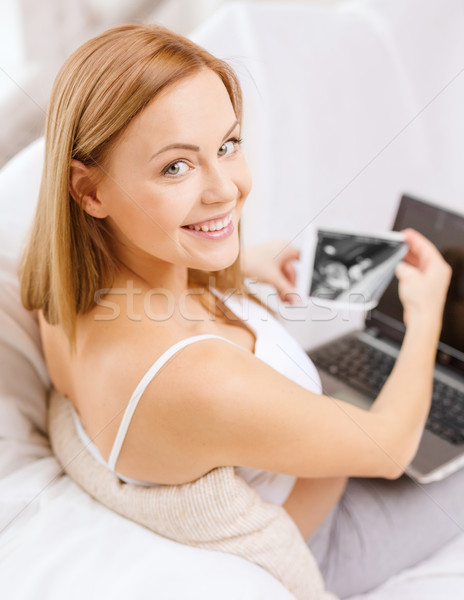 Сток-фото: улыбаясь · беременная · женщина · портативного · компьютера · беременности · материнство · медицина
