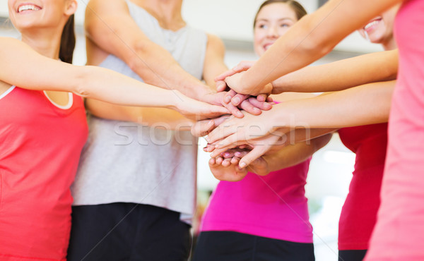 Feliz a la gente gimnasio victoria fitness deporte Foto stock © dolgachov