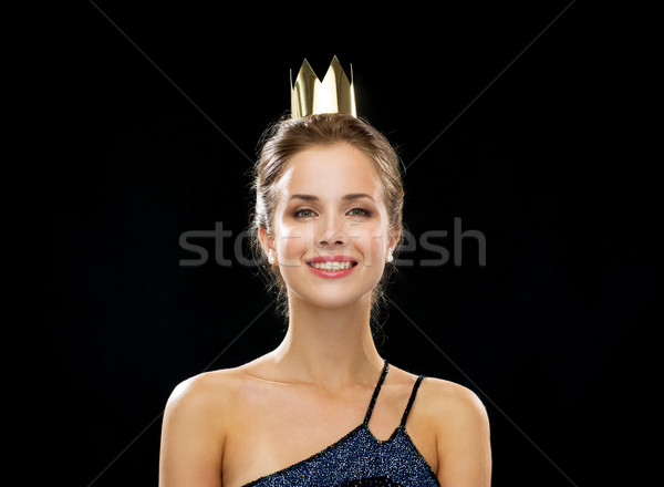 Foto stock: Mujer · sonriente · vestido · de · noche · corona · personas · vacaciones