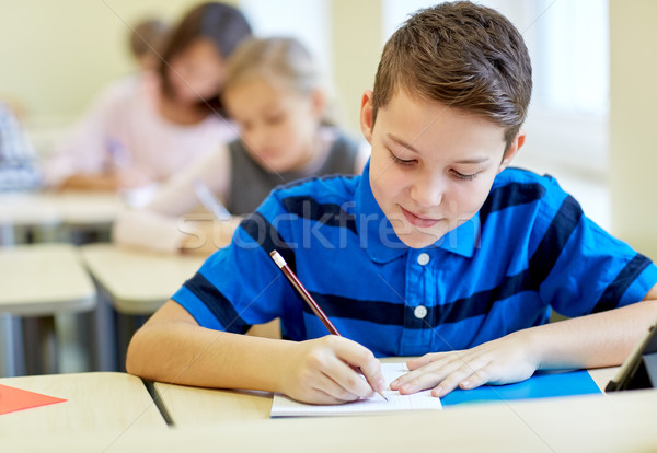 Foto stock: Grupo · escuela · ninos · escrito · prueba · aula