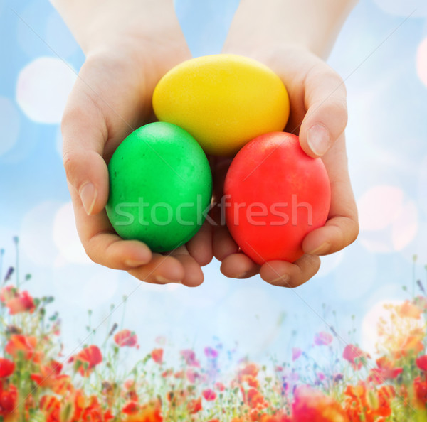 Kid handen gekleurde eieren Pasen Stockfoto © dolgachov