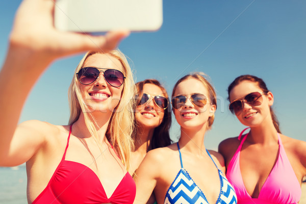 ストックフォト: グループ · 笑みを浮かべて · 女性 · ビーチ · 夏休み