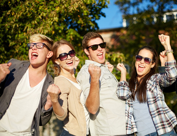 Foto stock: Grupo · feliz · amigos · triunfo · gesto