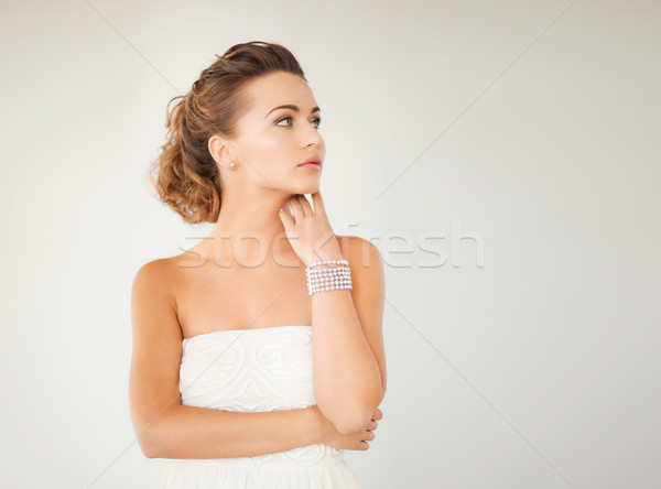 Nő gyöngy fülbevalók karkötő gyönyörű menyasszony Stock fotó © dolgachov