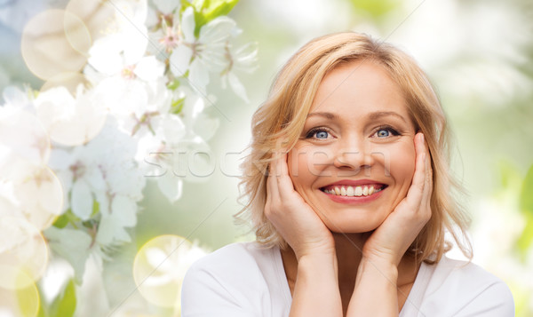 Lächelnde Frau weiß tshirt anfassen Gesicht Schönheit Stock foto © dolgachov