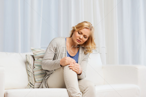 Ongelukkig vrouw lijden pijn been home Stockfoto © dolgachov