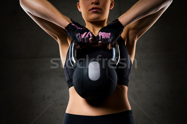 Femeie kettlebells sală de gimnastică fitness sportiv Imagine de stoc © dolgachov