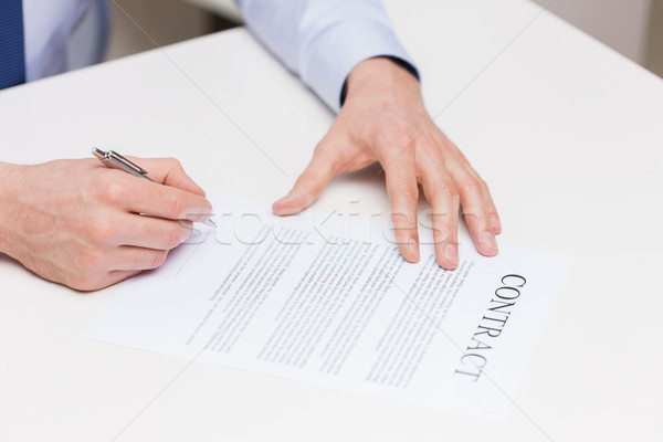 Mężczyzna ręce podpisania umowy dokumentu Zdjęcia stock © dolgachov