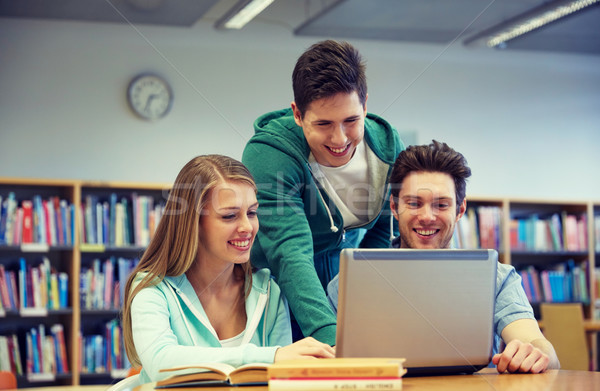 Fericit studenţi laptop bibliotecă oameni educaţie Imagine de stoc © dolgachov