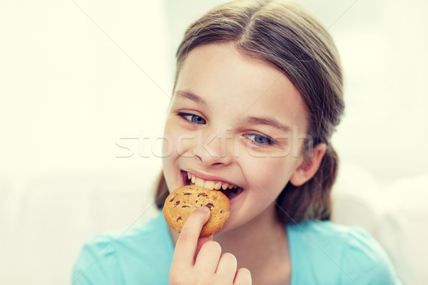 Glimlachend meisje eten cookie biscuit mensen Stockfoto © dolgachov