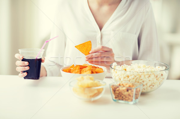 Stock foto: Frau · ungesundes · Essen · Coca · Cola · Tasse · Menschen