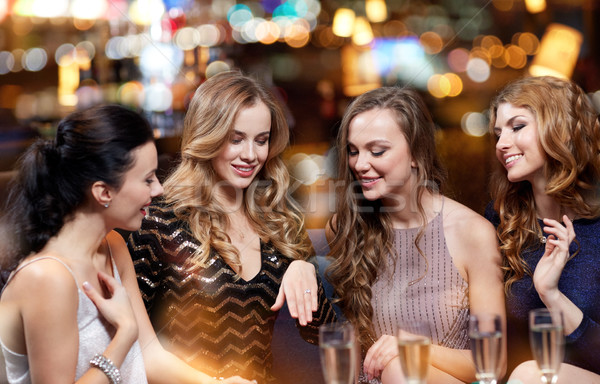 Nő mutat eljegyzési gyűrű barátok ünneplés buli Stock fotó © dolgachov