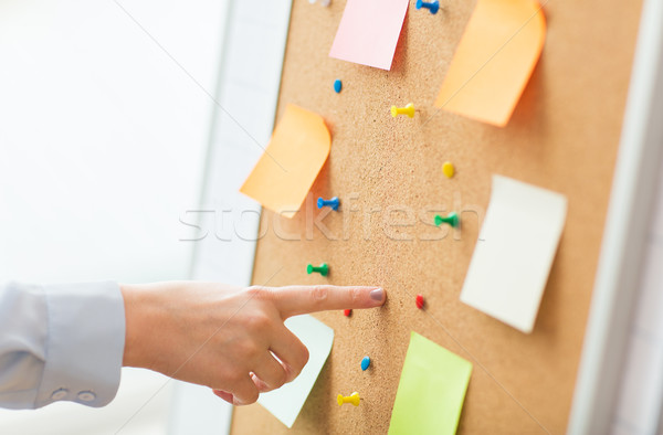Strony wskazując tablicy korkowej naklejki biuro ludzi biznesu Zdjęcia stock © dolgachov
