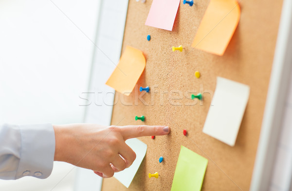 Stock foto: Hand · Hinweis · Kork · Bord · Aufkleber · Büro · Geschäftsleute