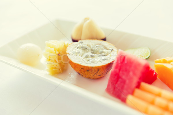 Plaat vers sappig vruchten dessert restaurant Stockfoto © dolgachov