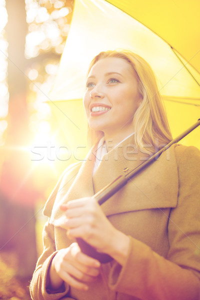 Vrouw Geel paraplu najaar park vakantie Stockfoto © dolgachov