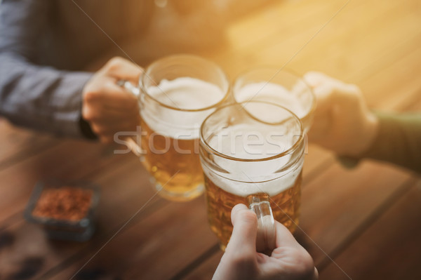 Zdjęcia stock: Ręce · piwa · bar · publikacji · ludzi