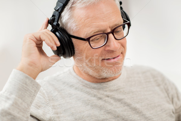 [[stock_photo]]: Heureux · homme · casque · écouter · de · la · musique · maison · technologie