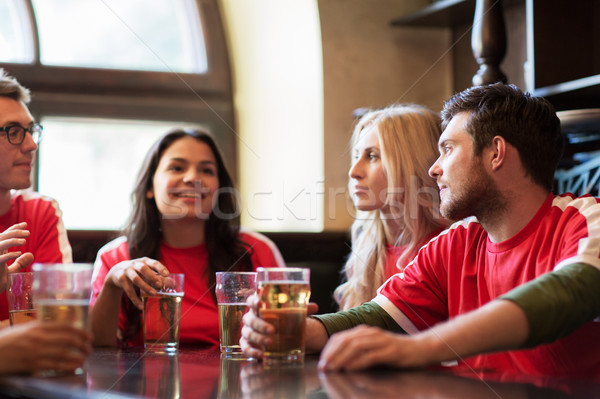 Aficionados amigos viendo fútbol deporte bar Foto stock © dolgachov