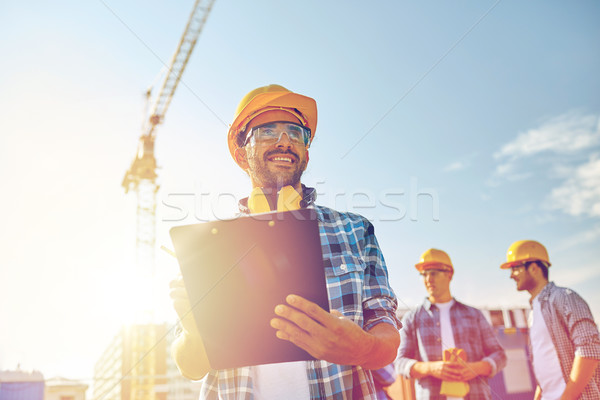 Construtor capacete de segurança clipboard construção negócio edifício Foto stock © dolgachov