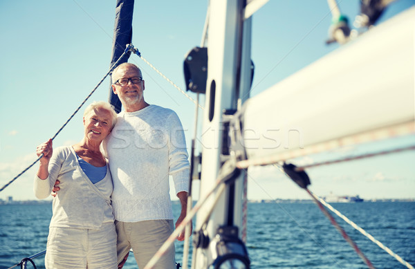 Foto stock: Casal · de · idosos · velejar · barco · iate · mar