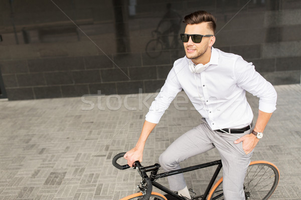 Człowiek rower słuchawki ulicy miasta życia transportu Zdjęcia stock © dolgachov