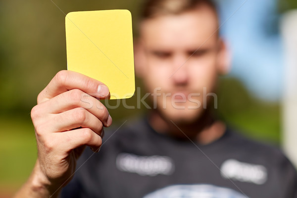 Arbitru teren de fotbal galben card sportiv Imagine de stoc © dolgachov