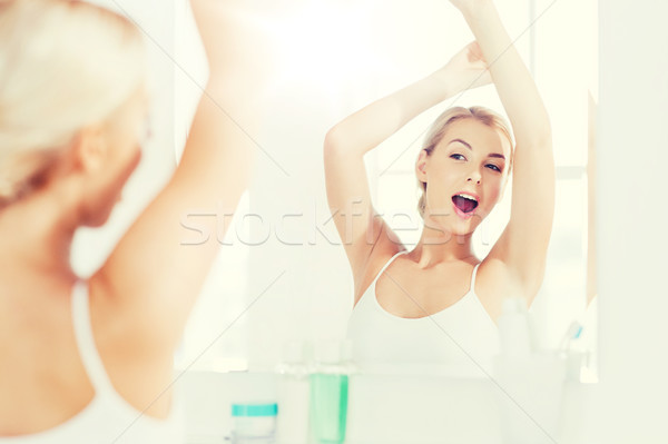 女子 打哈欠 鏡子 浴室 早晨 喚醒 商業照片 © dolgachov