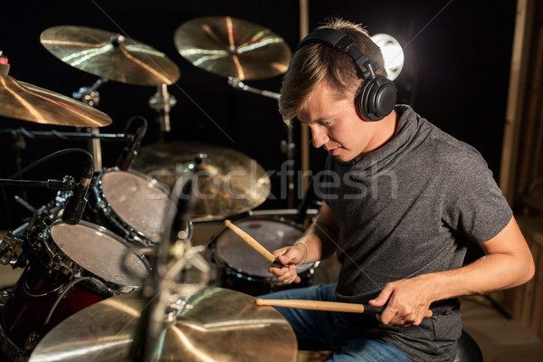 Masculino músico jogar bateria concerto música Foto stock © dolgachov