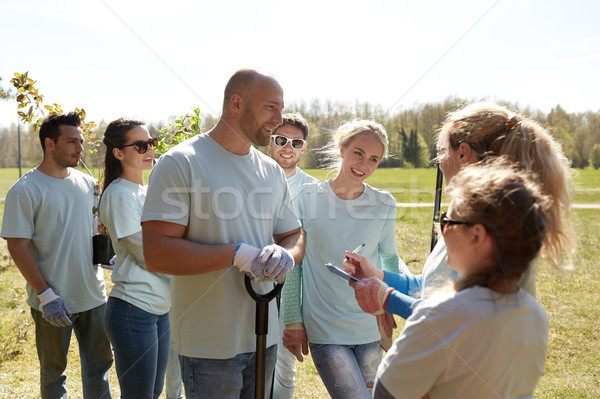 Groep vrijwilligers boom zaailingen park vrijwilligerswerk Stockfoto © dolgachov