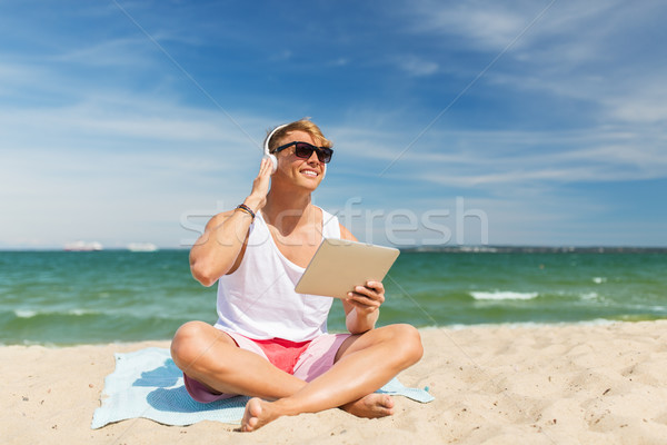 Szczęśliwy człowiek słuchawki plaży lata Zdjęcia stock © dolgachov