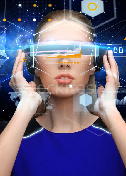 Femeie virtual realitate ochelari 3d grafice ştiinţă Imagine de stoc © dolgachov