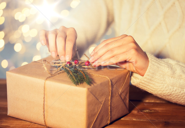 Közelkép nő karácsony ajándék csomag ünnepek Stock fotó © dolgachov
