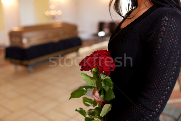 Vrouw rozen kist begrafenis mensen Stockfoto © dolgachov