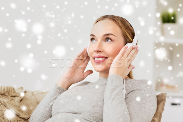 Stockfoto: Zwangere · vrouw · hoofdtelefoon · luisteren · naar · muziek · zwangerschap · moederschap · technologie