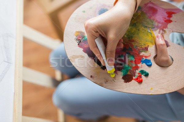 Művész jelentkezik festék paletta művészet stúdió Stock fotó © dolgachov