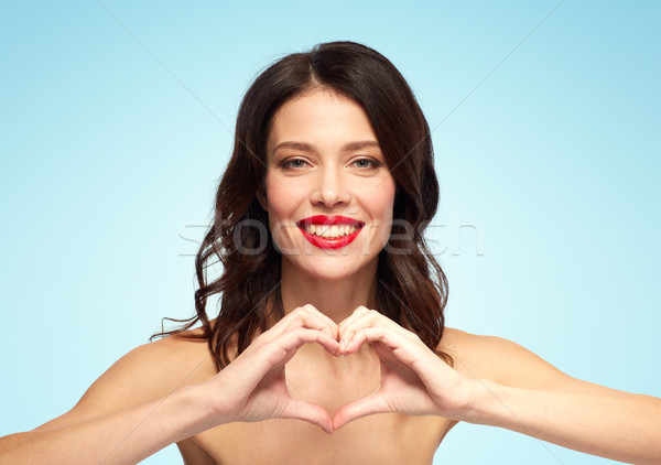 Foto stock: Bela · mulher · batom · vermelho · mão · coração · dia · dos · namorados · beleza