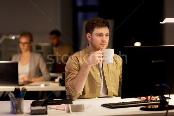 Homem laptop café trabalhando noite escritório Foto stock © dolgachov