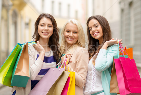 Stock fotó: Három · mosolyog · lányok · bevásárlótáskák · vásárlás · vásár