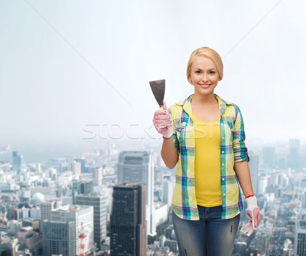 Lächelnd weiblichen Arbeitnehmer Handschuhe Spachtel Reparatur Stock foto © dolgachov