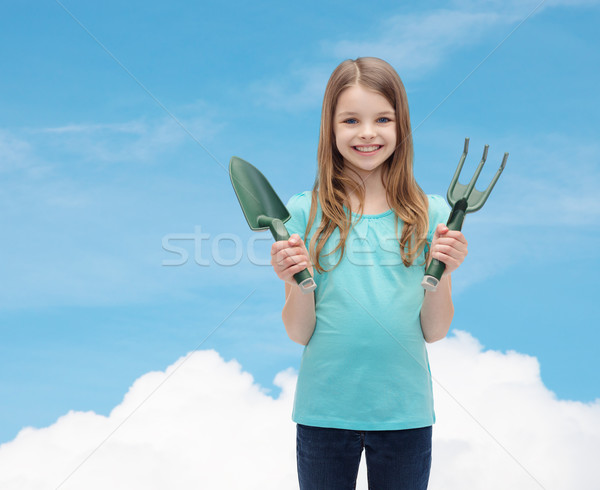 [[stock_photo]]: Souriant · petite · fille · râteau · évider · jardin · personnes