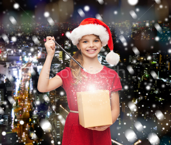 Lächelnd Mädchen Helfer hat Geschenkbox Stock foto © dolgachov
