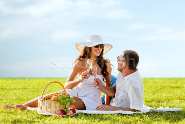 Foto stock: Sorridente · casal · potável · champanhe · piquenique · amor