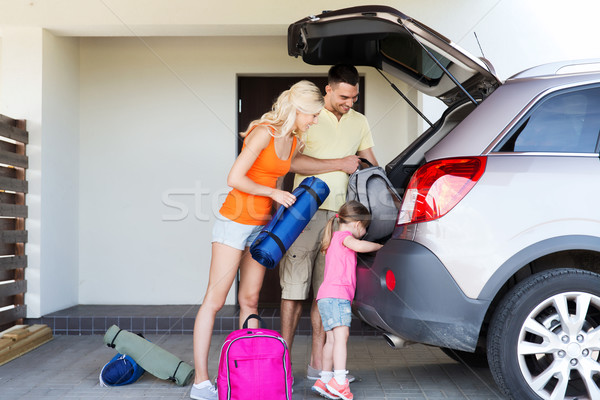 Foto stock: Família · feliz · coisas · carro · casa · estacionamento